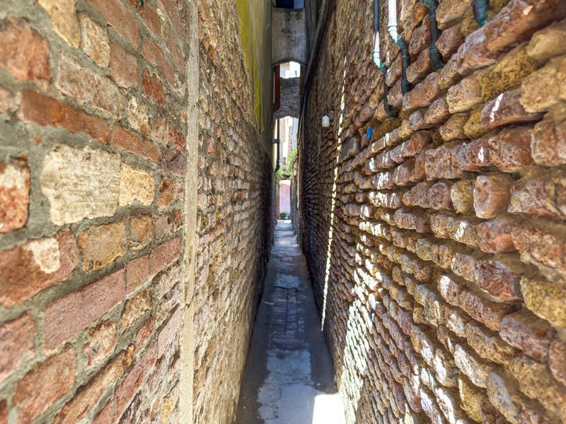Qué ver en Venecia gratis: Calle Varisco, la más estrecha de la ciudad