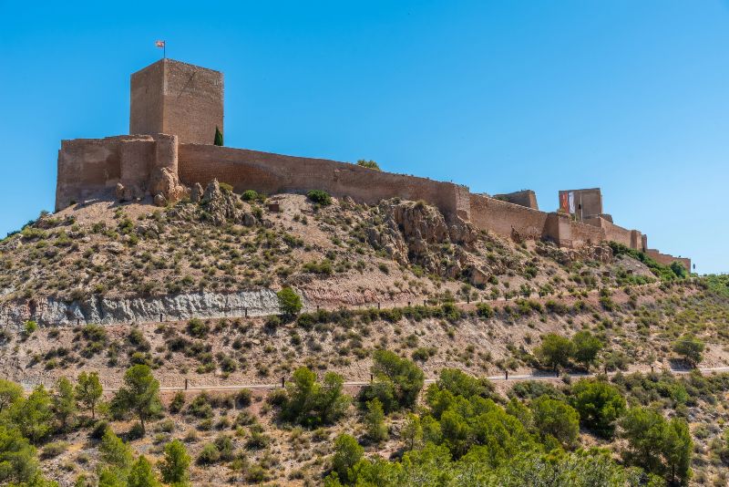 Visitar el Castillo de Lorca: una actividad para conocer mejor el paraíso murciano si vas a las playas para perros en Murcia