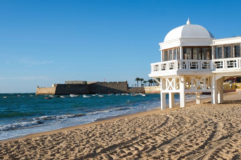 Playa de La Caleta, una de las playas para perros en Cádiz fuera de temporada alta