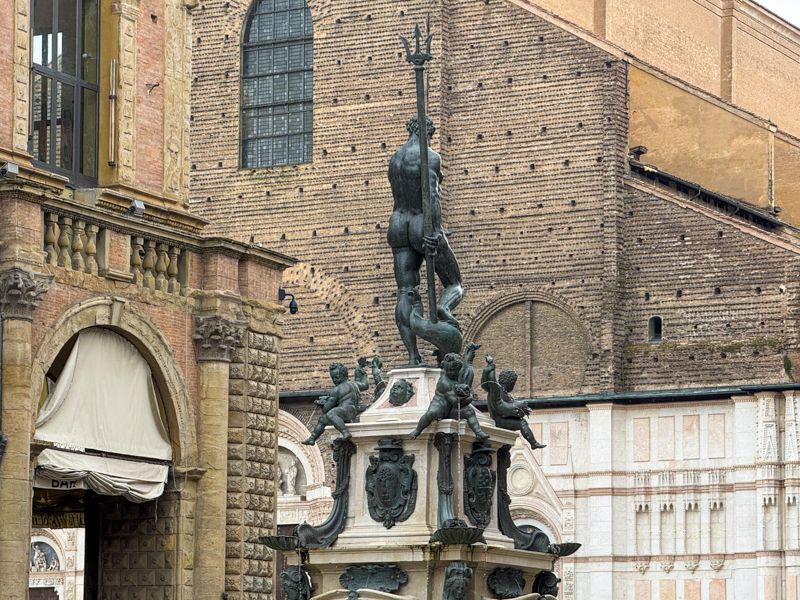 Los 7 secretos de Bolonia: Efecto óptico del dedo de Neptuno
