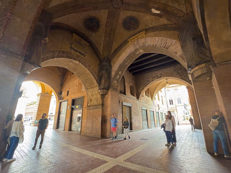 Los 7 secretos de Bolonia: El Arco de los Susurros