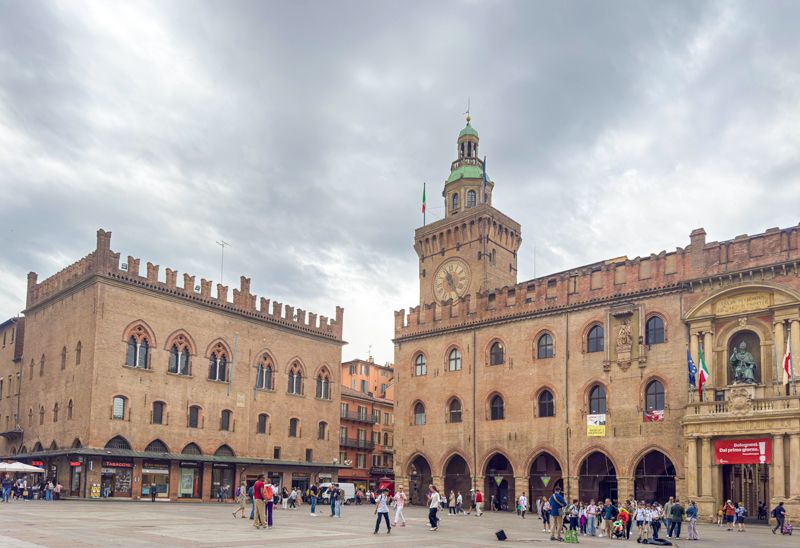 Qué ver en Bolonia en un día: Torre dell'Orologio y Palacio de Accursio