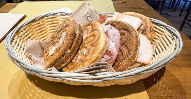 Qué comer en Bolonia: tigelle o crescentine en el Quadrilátero