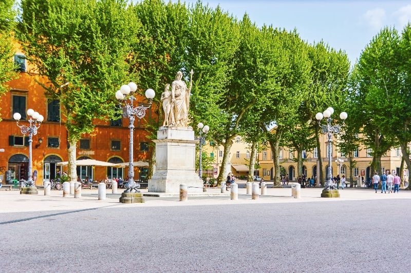 Qué ver en Lucca en medio día: Piazza Napoleone