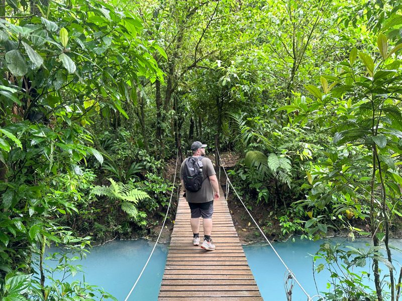 Viaje a Costa Rica por libre: Puente sobre el río Celeste