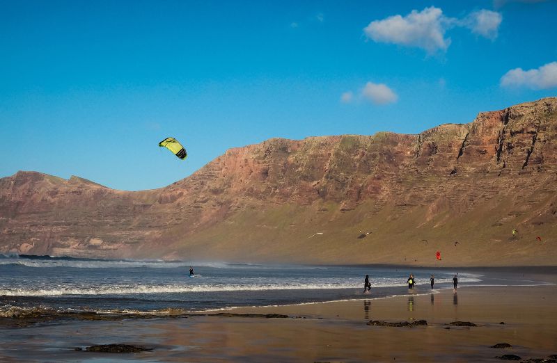 Playa de Famara, el rincón salvaje que no puede faltar entre lo mejor que ver en Lanzarote