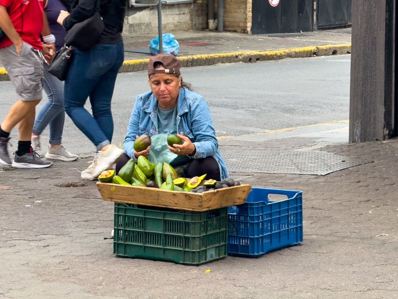 Viaje a Costa Rica por libre: Vendedora de aguacates