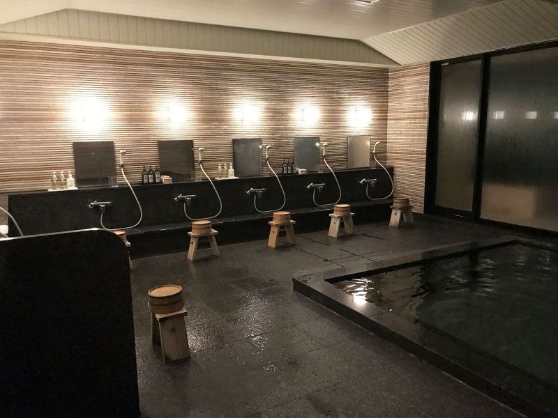 El onsen en el Ryokan Iwaso: duchas y baños termales