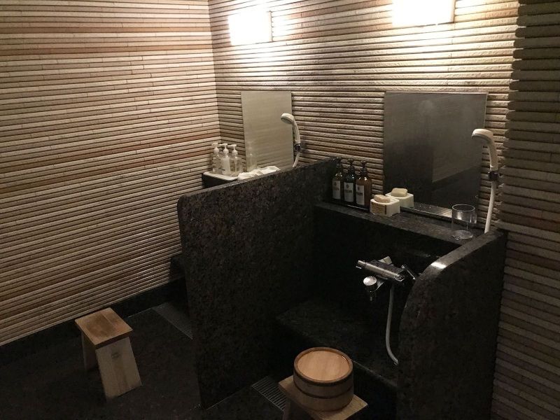 El onsen en el Ryokan Iwaso: duchas