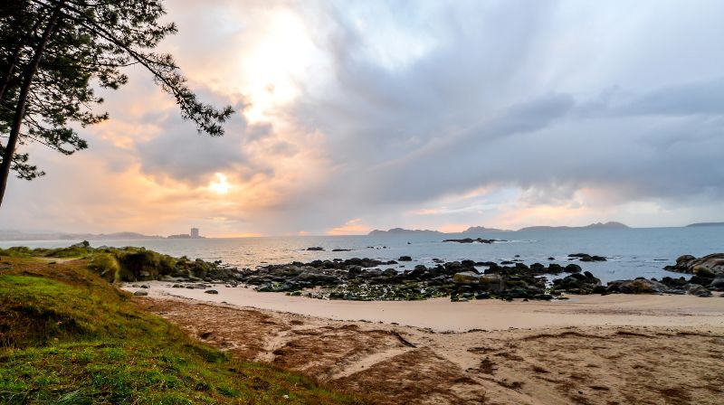 Playa de Samil, una de las playas para perros en Vigo no oficiales para después del verano