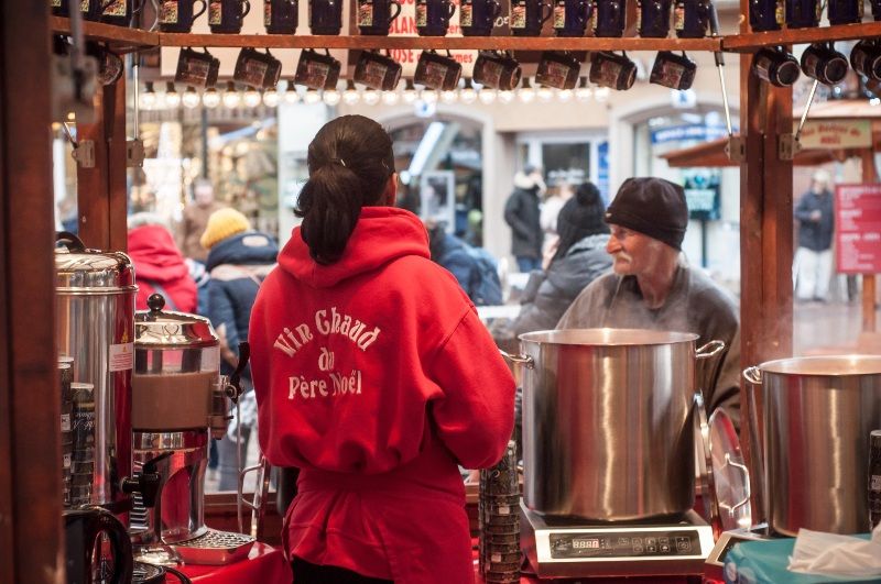 Mercados navideños de Alsacia: puesto de vino caliente