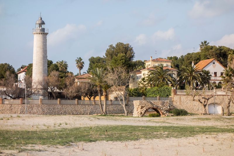 Playa del Faro, de las playas para perros en Barcelona perfectas para quienes buscan un espacio accesible