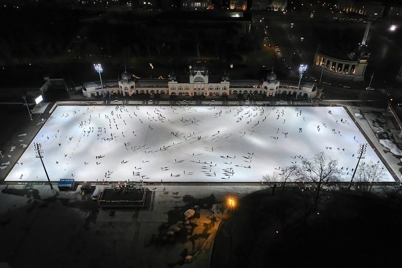 Qué hacer en Budapest en Navidad: patinar sobre hielo en la pista de patinaje Városliget 