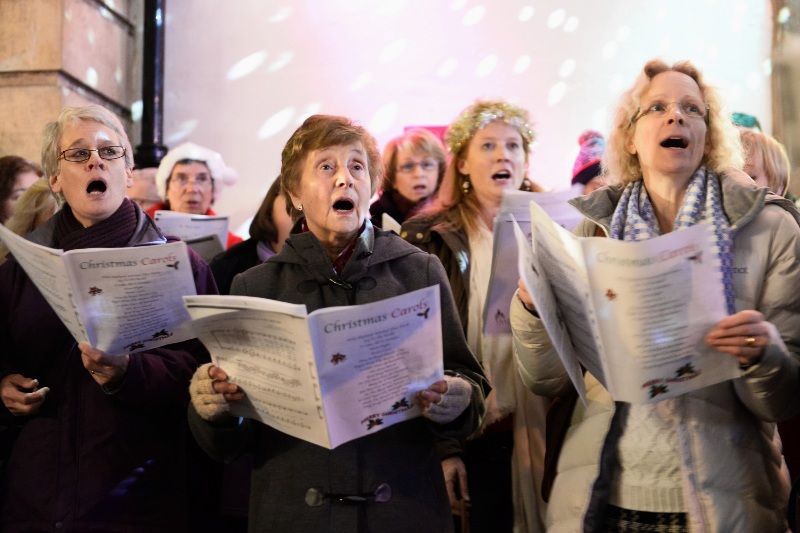 Personas cantando villancicos en Nueva York en Navidad