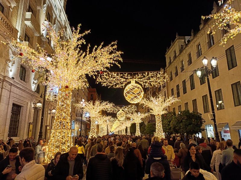 Sevilla en Navidad 2025: alumbrado en la Avenida de la Constitución