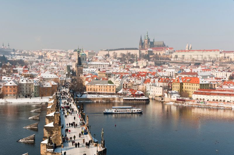 Qué hacer en Praga en Navidad: paseo en barco navideño por el río Moldava