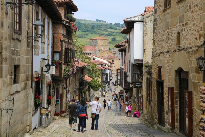 Dónde viajar en junio con niños: Cantabria (Santillana del Mar)