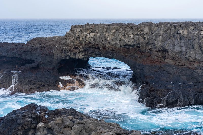 Qué ver en El Hierro: arco de roca en Charco Manso