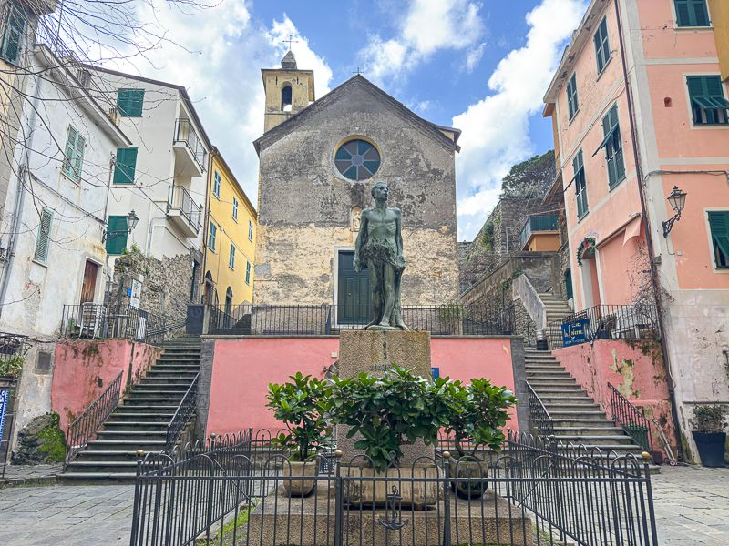 Qué ver en Corniglia: 'Oratorio dei Disciplinati' y estatua de Santa Catalina de Alejandría