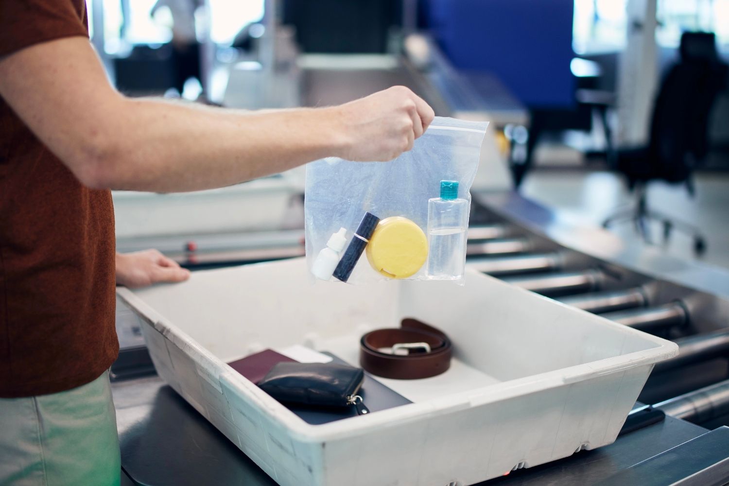 ▷ Qué se puede llevar en el equipaje de mano y qué no ⚠️ (y no lo sabías) 2 Qué se puede llevar en el equipaje de mano: líquidos de máximo 100 ml