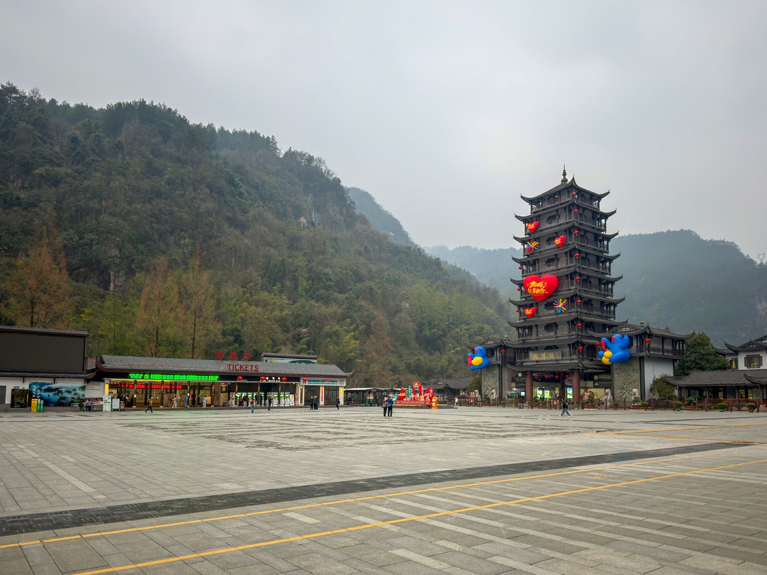 ▷ Guía para visitar el Parque Nacional de Zhangjiajie: cómo llegar a las montañas de Avatar en China, precio e info útil 20 Visitar el Parque Nacional de Zhangjiajie: nuestro hotel estaba a 2 minutos andando de la entrada
