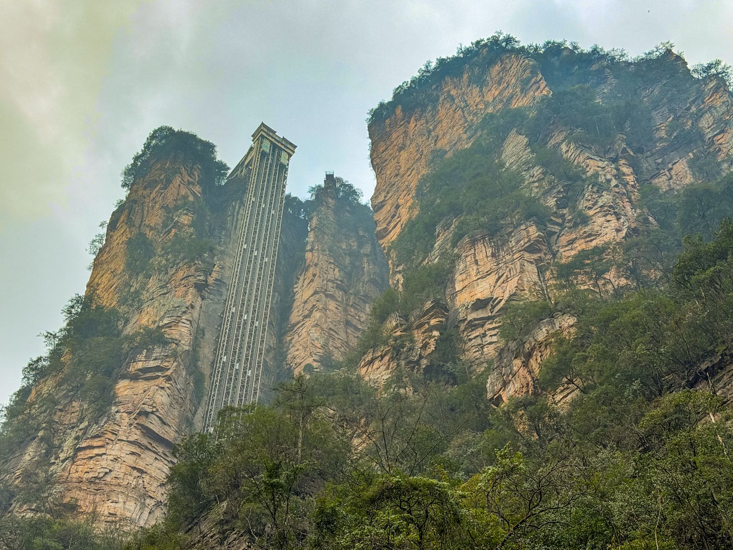 ▷ Guía para visitar el Parque Nacional de Zhangjiajie: cómo llegar a las montañas de Avatar en China, precio e info útil 11 Visitar el Parque Nacional de Zhangjiajie: Bailong Elevator